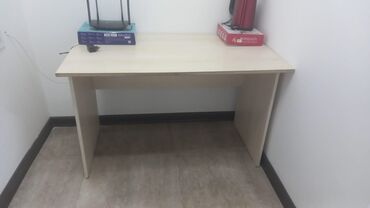 Masa və oturacaq dəstləri: Ofis mebelləri dəsti Tərkib: - Direktor masası: qara rəngdə, geniş iş — 3