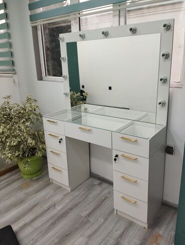 mebel masa: Yeni, Makiyaj üçün masa, Güzgülü