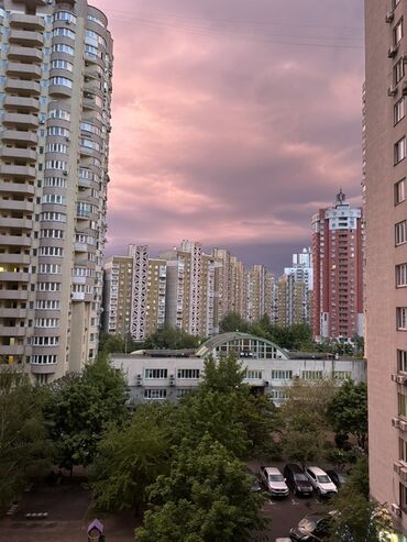Продажа квартир: Вид на город с многоэтажными жилыми домами. Открывается перспектива на