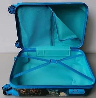tosca blu patike: Dečiji kofer plave boje sa printom Osvetnika. Kofer je izrađen od — 9