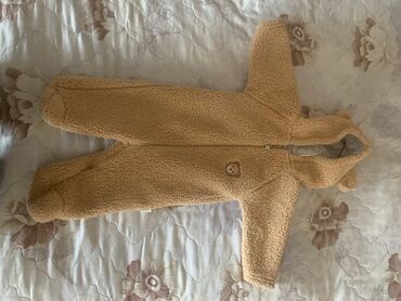 срочно продаю в связи с переездом: Конверт белый для выписки,белый вязанный комбинезон теплый,можно как