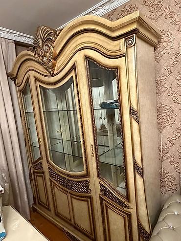 Bufetlər: Klassik üslubda şüşəli vitrin/dolap (Malaziya) - Material: MDF — 2