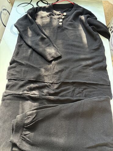 Dəstlər, kostyumlar: Kostum yaz ayları ucun pambıq serın yenıdır 65 azn alınıb 30 azn — 11