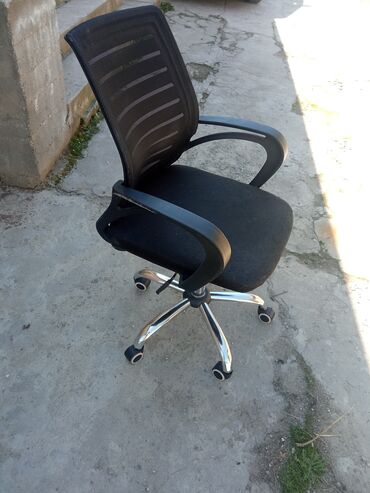 Кресла: Продаю б.у офисное кресло в хорошем состоянии