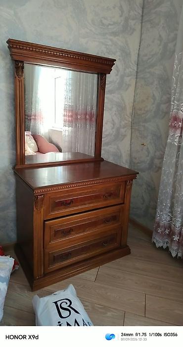 Yataq otağı dəstləri: Klassik üslubda massiv ağacdan hazırlanmış mebel dəsti Tərkibi: - — 2