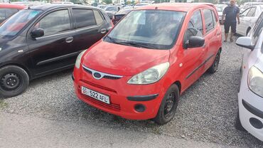 Hyundai: Компактный автомобиль Hyundai i10 красного цвета. Эта модель