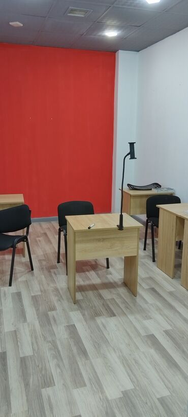 Ofislər: Elmlər metrosunun yaxınlığında yerləşən 160 kv.m sahəsi olan 6 otaqlı — 8