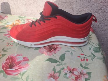 crvena kozna suknja: Povoljno! Nike crvene patike, br. 40