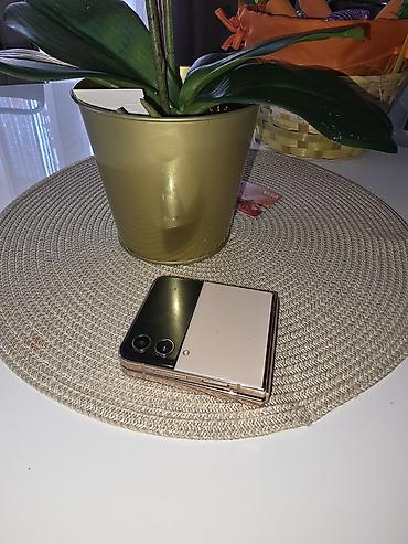 jysk gejmerski stolovi: Samsung Galaxy Z Flip (serija Z Flip, zlatno/roze nijansa) - — 4
