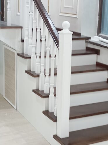 дом в даче: Агач тепкичи Жеке менчик үй үчүн, Тепкичтин формасы: Г-сымал, Стиль: Классикалык