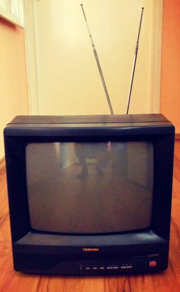 bundica icine na njoj se vide tragovi ja: TV TOSHIBA 147R9E u boji veličina ekrana: 34 cm/14" dijagonala uz tv