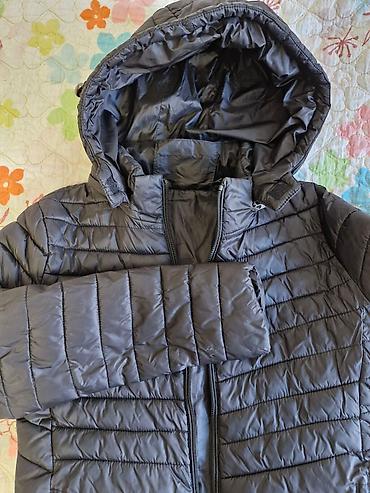 Демисезонные куртки: Продаю куртку деми,размер M 160/84A. маломерит. капюшон — 9