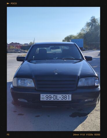 disklər təkərlər type 1: Mercedes-Benz sedan (180 C‑Class). Qara rəngli kuzov, 4 qapı. Xarici