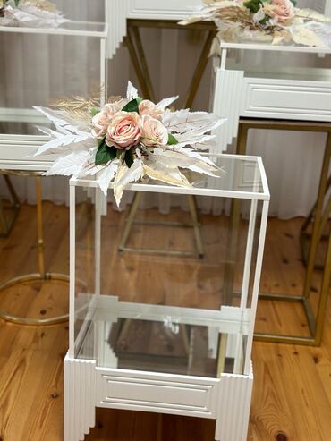 Stend vitrinləri: Ağ rəngdə qarışıq güllərlə 14 ədədli xonça dəsti satılır. Üzərində — 4