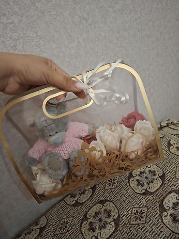 şaxta baba torbası: Hədiyyə kompozisiyası – şəffaf qızılı haşiyəli çanta qutuda oyuncaq — 2