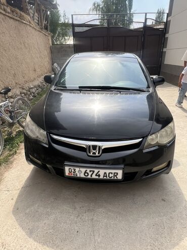 хонда церви: Черный седан Honda Civic с характерным дизайном кузова. Автомобиль