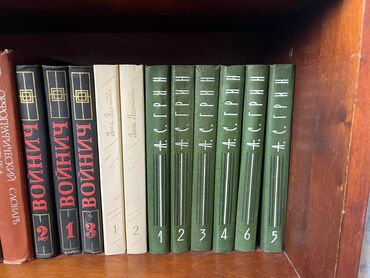 kitab rəf: Kitab rəfində müxtəlif yazıçıların çoxcildlik kitabları səliqəli