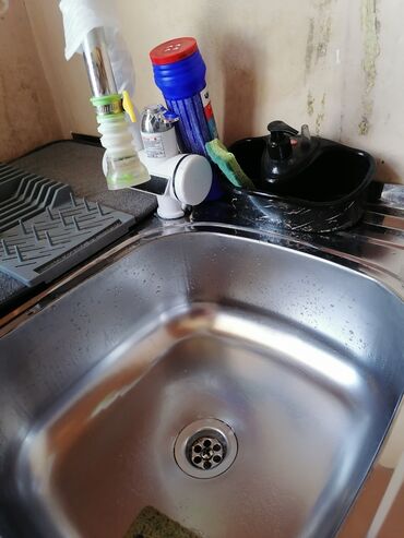 Mətbəx aksesuarları: Moyka Uzunluğu 80sm Eni 60sm.75azna alınıb 1ay işlənməyib. 35azna