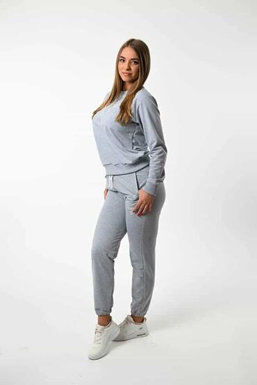 Gornji i donji deo: Zenske trenerke
S M L XL XXL
vezen znak Cena 2800 din — 7