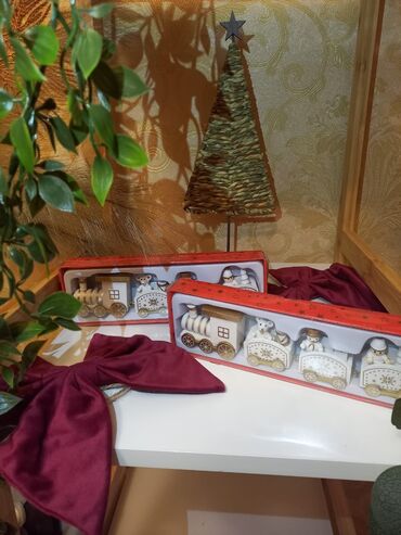 Süni güllər: Məhsul: Yeni il mövzusunda dekorativ taxta qatar dəsti Təsvir: -