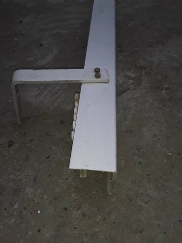 Karnizlər: Retro dekor üçün qədimi dəmir karnizlər satılır. Biri 100 manat — 8