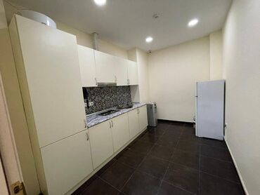 Ofislər: Xətai metrosunun arxasında, metroya piyada 7-8 dəqiqəlik məsafədə, 16 — 16