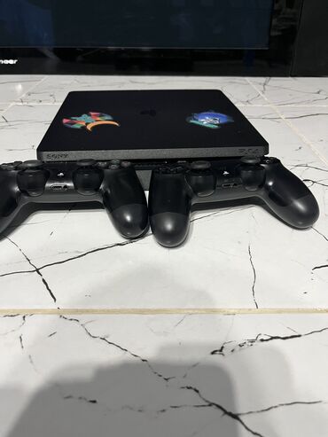 PS4 (Sony Playstation 4): Siny PS4 Slim ideal veziyetdde,yaddasi 1TB,uste 2 original pultu