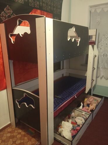 Детский мир: Детская двух ярусная кровать в хорошем состоянии. Длина 1.95 ширина