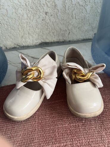 обувь женская туфли: Обувь для девочки 4-5 лет. Цена за все . Район Ак Ордо. Туфли