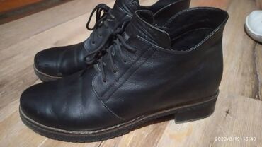 обувь жордан: Продам кожаные, демисезонные ботинки в отличном состоянии на 38р