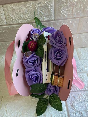 Kompleti namirnica: Poklon setovi u dekorativnim kutijama Elegantno aranžirani poklon — 30