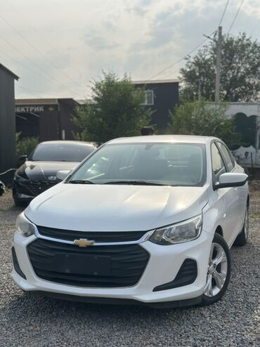 Chevrolet: Продается белый седан Chevrolet Onix. Автомобиль имеет современный