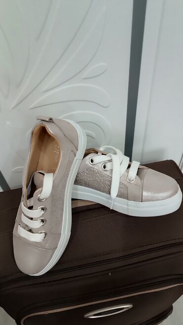 красовки женская: Кроссовкалар, 39, Pierre Cardin, Жаңы, түсү - Саргыч боз