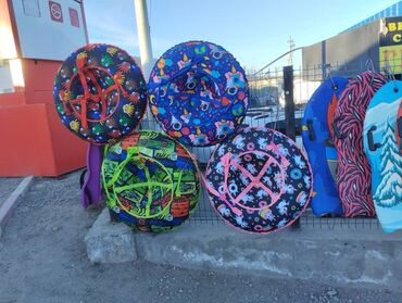 Санки и тюбинги: Прочные ледянки и санки для зимних покатушек. Ледянки: - Жесткая — 22