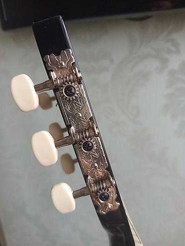 gitara sim: Klassik akustik gitara – 4/4 ölçü, qara parlaq korpusla. - Korpus — 3