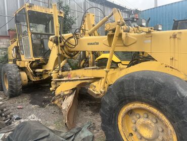 Спецтехника: Сдается грейдер Komatsu, предназначенный для выполнения землеройных и