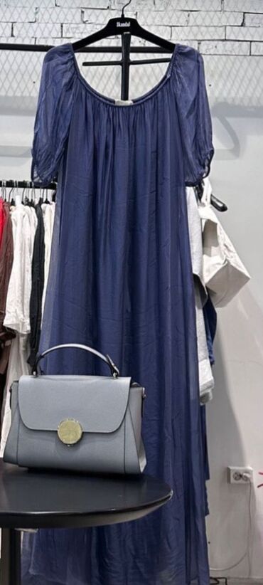 италия платье: Италия платье шелк.темно синего цвета.длмна 127см. ширина 72.подклад