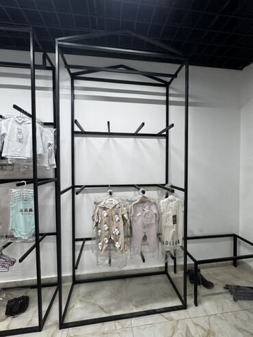 витрины для обуви: Металлические стойки и модульные конструкции для одежды (оформление