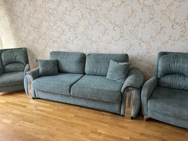 Mavi-boz rəngli divan dəsti. Dəstə bir ədəd üç nəfərlik divan və iki