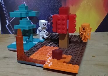 Oyuncaqlar: Minecraft dünyasından olan bu Lego dəsti, oyunun canlı mühitini əks