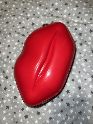Torbe: Crvena klač torbica u obliku usana

Nova, ne nošena