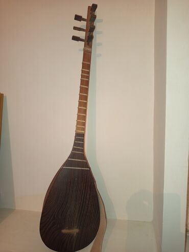 Gitaralar: Saz – milli simli musiqi aləti - Korpus: armudvari formada, çoxlaylı