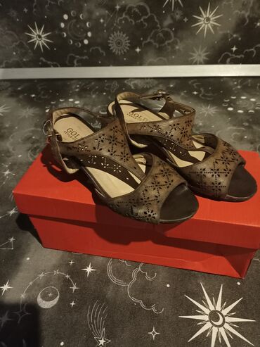puma обувь: Кожаные качественные босоножки на стойких каблукахразмер 36-37