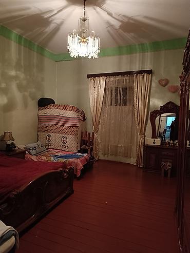 bayilda ev: 55 kv metr sahesi olan bina evinin 1ci mərtebəsi 2otaqlı ev.Heyetde — 9