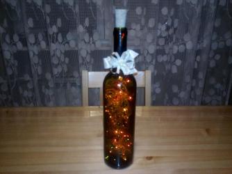 ukrasni lusteri od drveta: Lep novogodišnji ukras - lampice raznih boja u staklenoj flaši