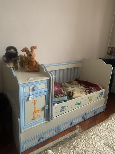 детскую кровать тахту: Детская кроватка из дерева, окрашенная в светлые тона с голубыми