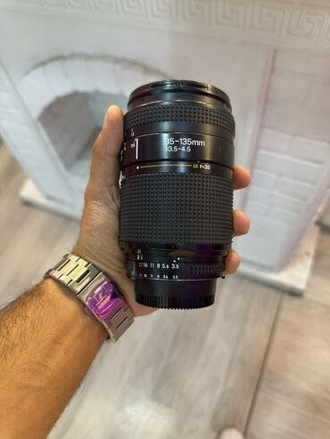 su filterleri: 35-135mm fokus uzunluğuna və f/3.5-4.5 diyafram dəyərinə malik qara