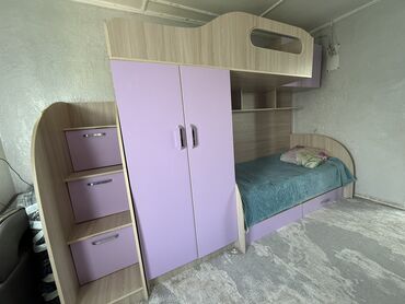 Двухъярусные детские кровати: Продам двухъяростную кровать и шкаф. В хорошем состоянии. Матрасы в
