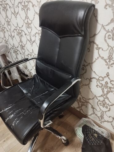 кресло салон: Продается кересло очень удобная одна ножка согнута пробовали варить