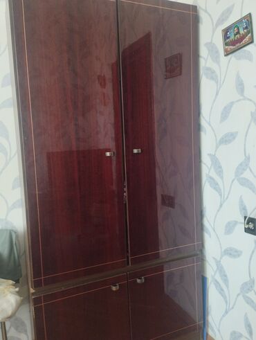 Divanlar: Açılan, 4 qapılı Düz dolab, Şifonyer